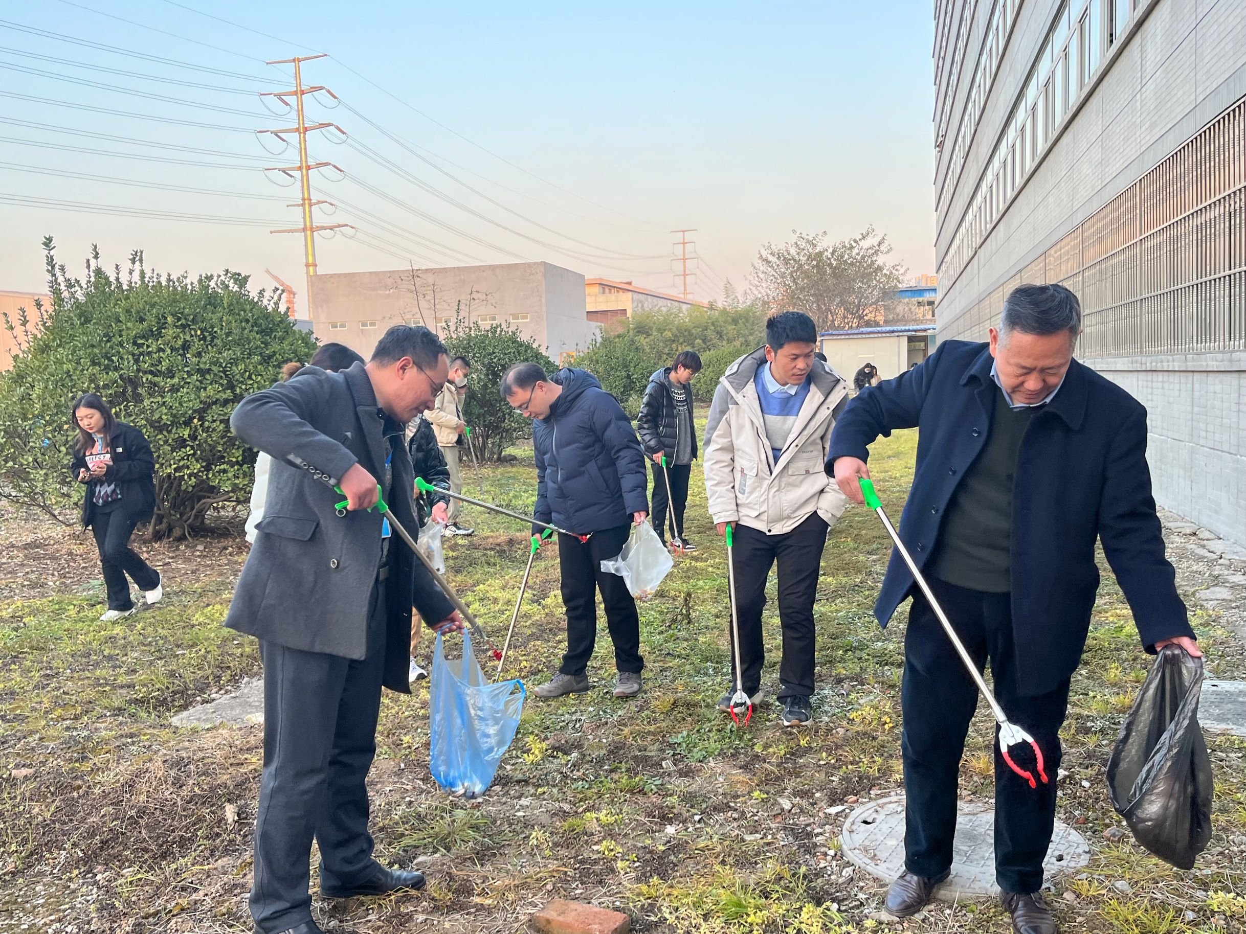 信息工程学院开展“我的地盘我劳动”活动(图1) 信息工程学院开展“我的地盘我劳动”活动(图1)
