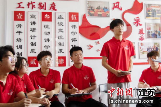 学生们参与特色课程。徐州工业职业技术学院供图 学生们参与特色课程。徐州工业职业技术学院供图