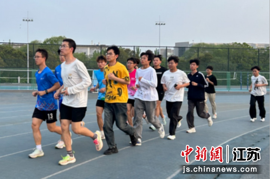 学生们在校园里运动。徐州工业职业技术学院供图 学生们在校园里运动。徐州工业职业技术学院供图